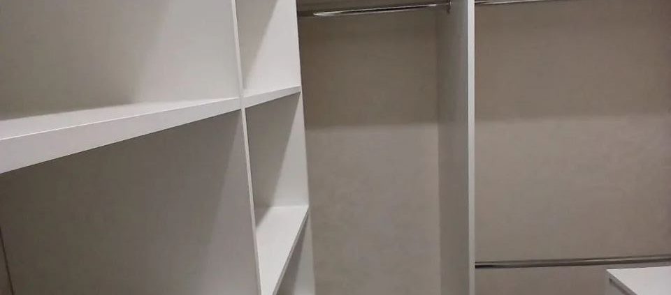 Гардеробная комната с открытыми полками и секциями для хранения — Три Слона